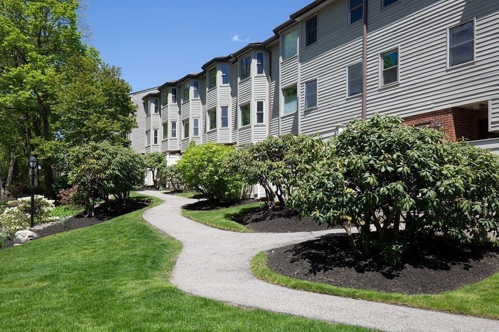 44 Regent Cir unit 44, Brookline, MA 02445 - photo 1