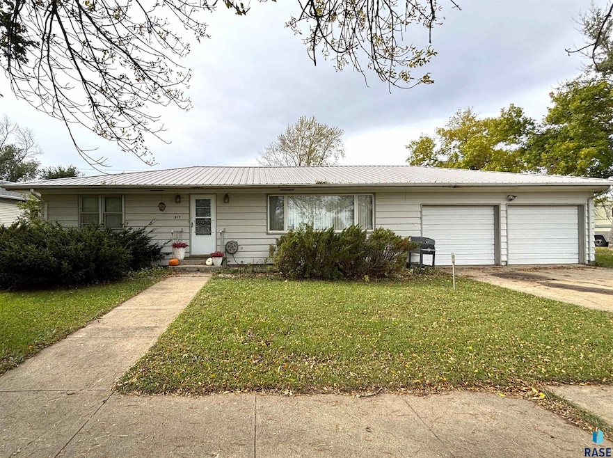 317 Maple Ave SE, Highmore, SD 57345 - photo 1