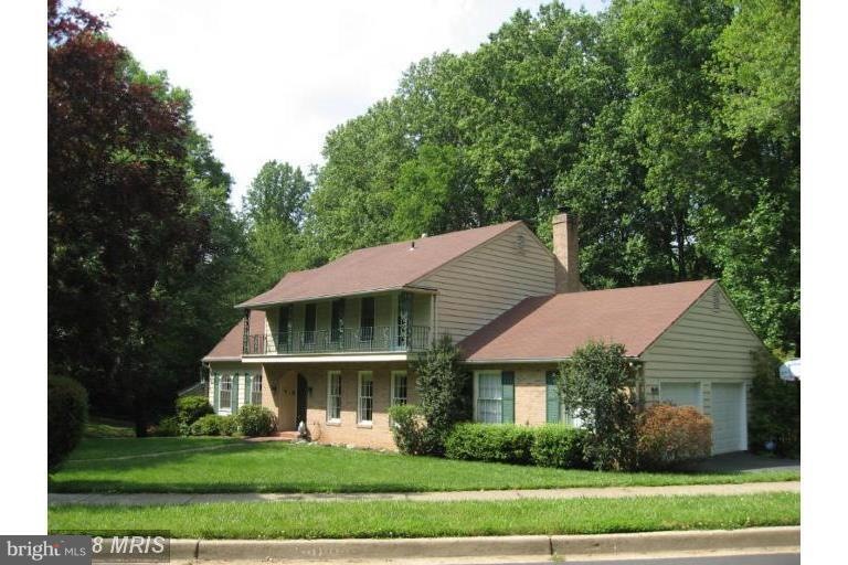 7722 Bridle Path Ln, McLean, VA 22102 - photo 1