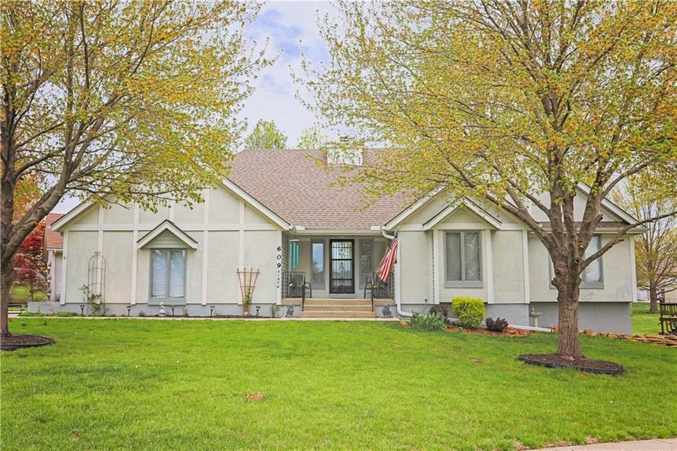 609 Finch St, Raymore, MO 64083 - photo 1