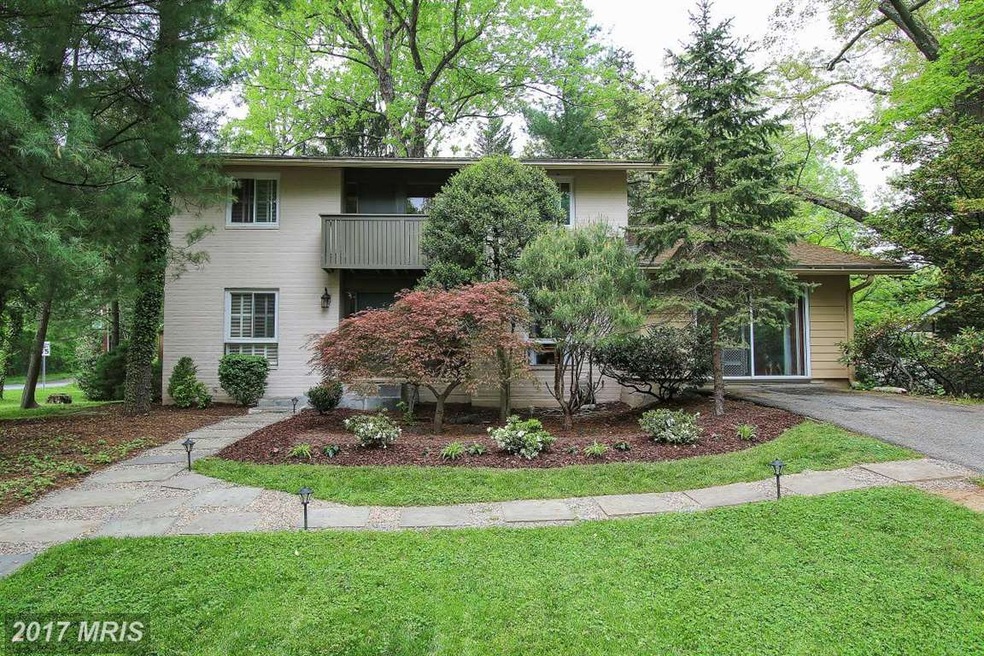 6801 Persimmon Tree Rd, Bethesda, MD 20817 - photo 1