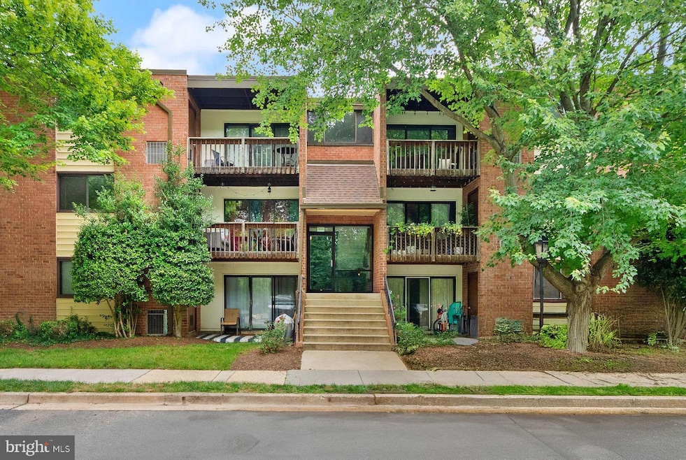 10720 West Dr unit 101, Fairfax, VA 22030 - photo 1