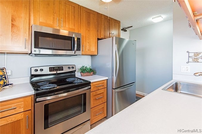 Fully upgraded kitchen with new cabinets, corian c
