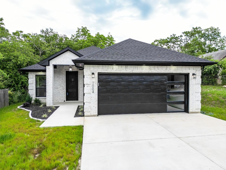 1004 N Clay St, Ennis, TX 75119 - photo 1