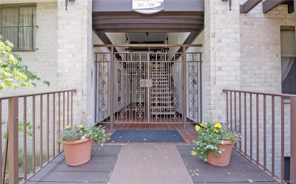 501 Kemeys Ave unit 501, Briarcliff Manor, NY 10510 - photo 1