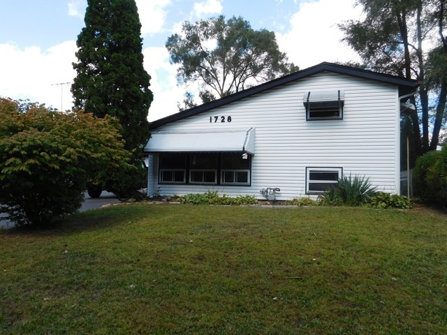 1728 Queens Ct, Carpentersville, IL 60110 - photo 1