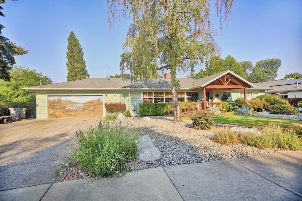 954 NE 9th St, Grants Pass, OR 97526 - photo 1