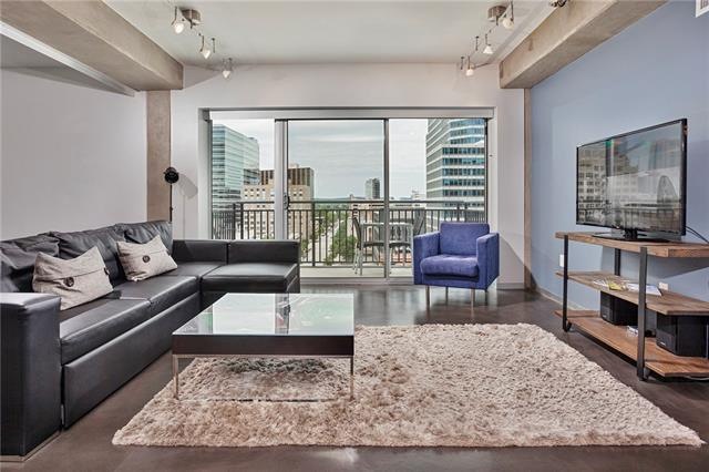 With beautiful views of the city, this 2 bedroom, 