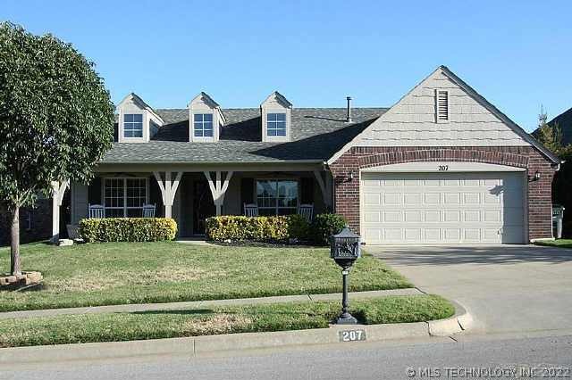 Front view of home with full length sittin' porch.