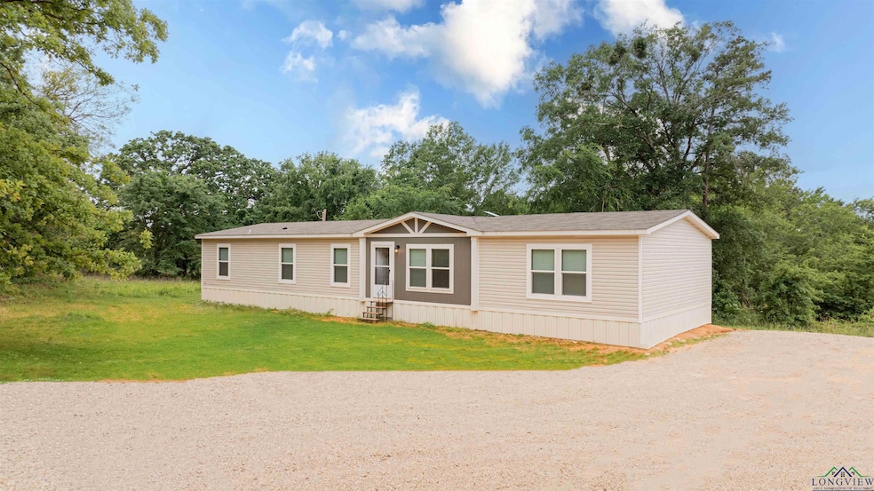 Manufactured / mobile home featuring a front lawn 
