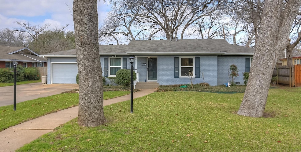 10 Brook Forest Ln, Hurst, TX 76053 - photo 1