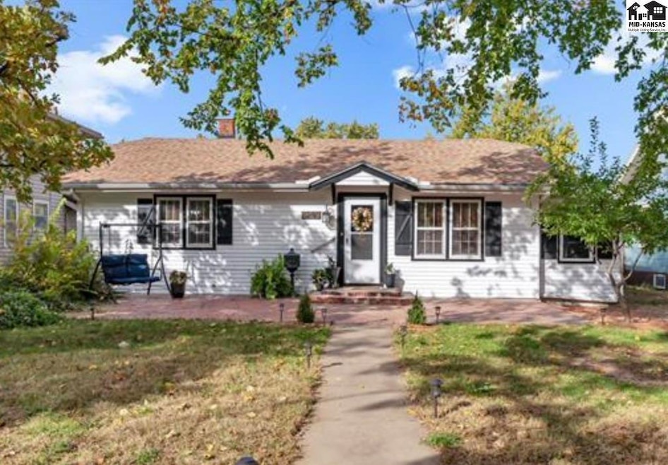 202 E 19th Ave, Hutchinson, KS 67502 - photo 1