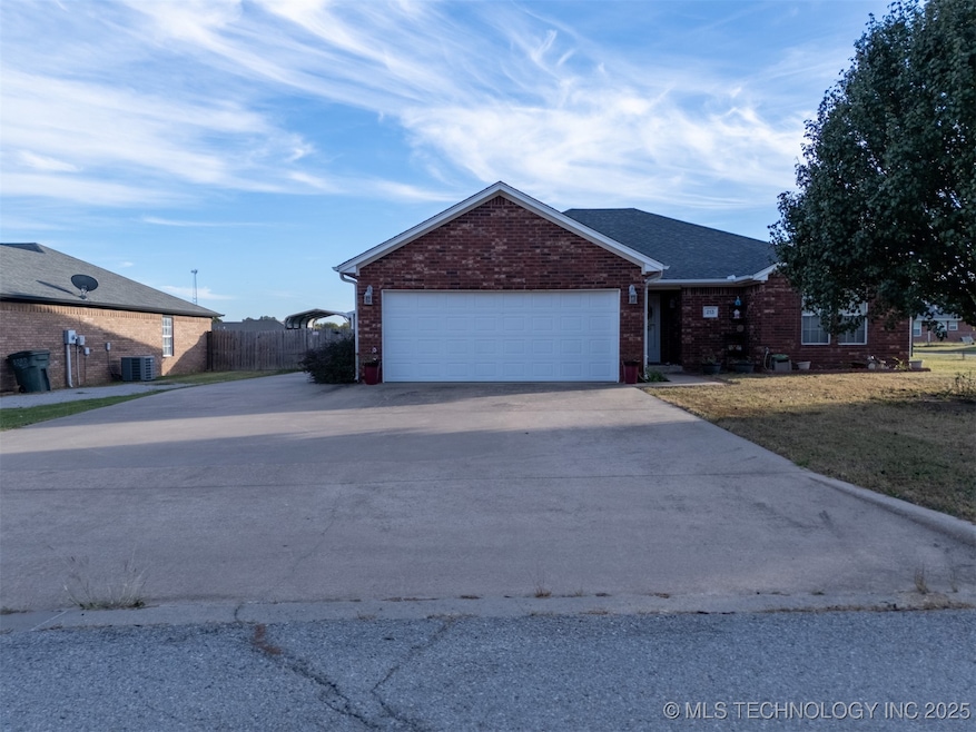 213 Laurel St, Lone Grove, OK 73443 - photo 1