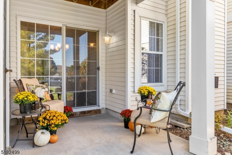 826 Honeybrook Cir unit 17826, Stewartsville, NJ 08886 - photo 1