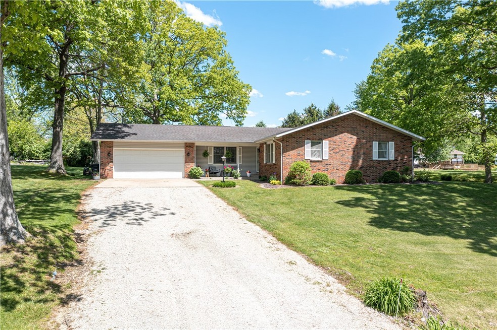 10102 E South Timberlake Ave, Effingham, IL 62401 - photo 1