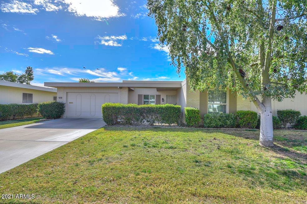 10217 W Highwood Ln, Sun City, AZ 85373 - photo 1