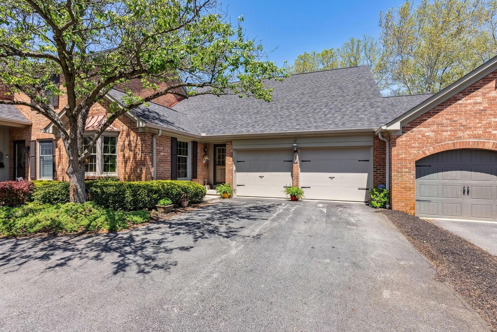 1240 Kenbrook Hills Dr Unit 29, Columbus, OH 43220 For Sale