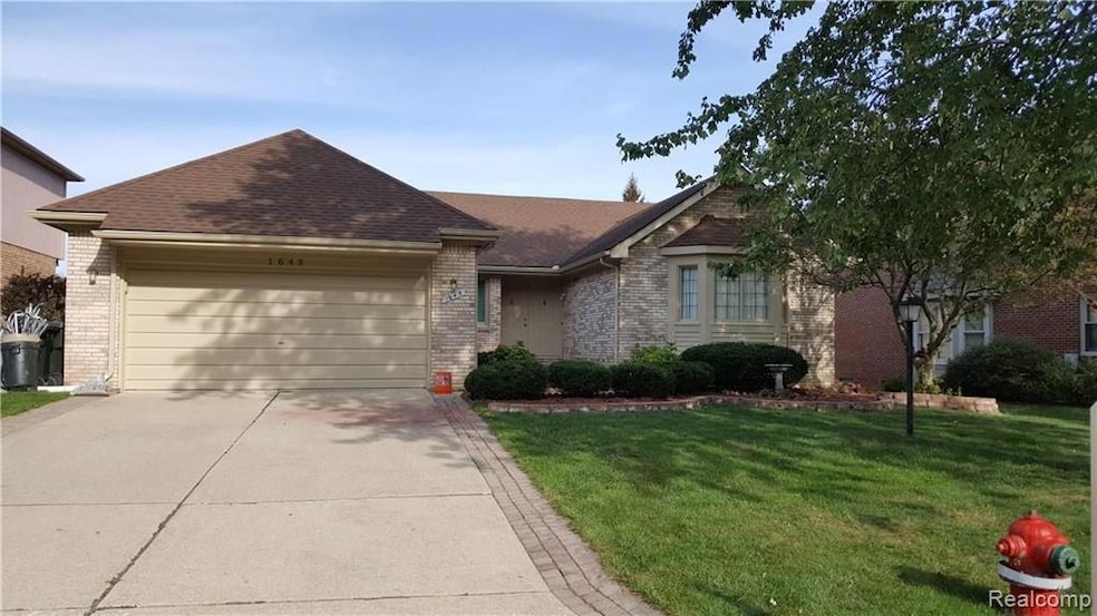 1645 Treeside Dr, Rochester Hills, MI 48307 - photo 1