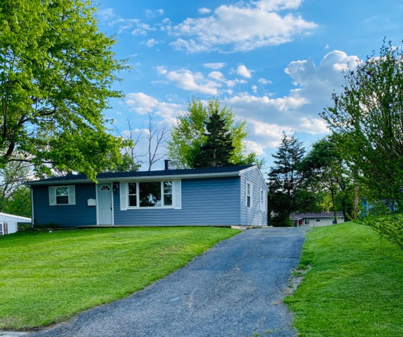 220 N Orchard Cir, Blanchester, OH 45107 - photo 1