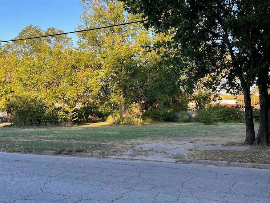 1026 N Dixon St, Gainesville, TX 76240 - photo 1