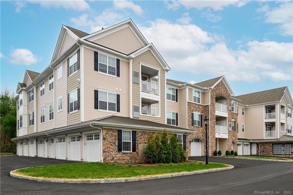 622 Brookside Ct unit 622, Newtown, CT 06470 - photo 1