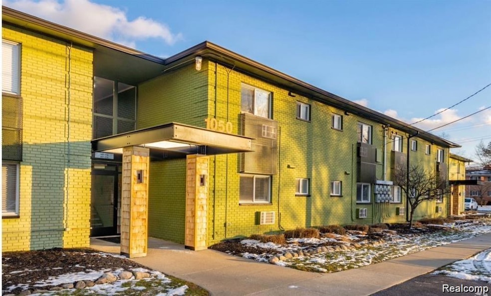 1050 N Adams Rd unit 114, Birmingham, MI 48009 - photo 1