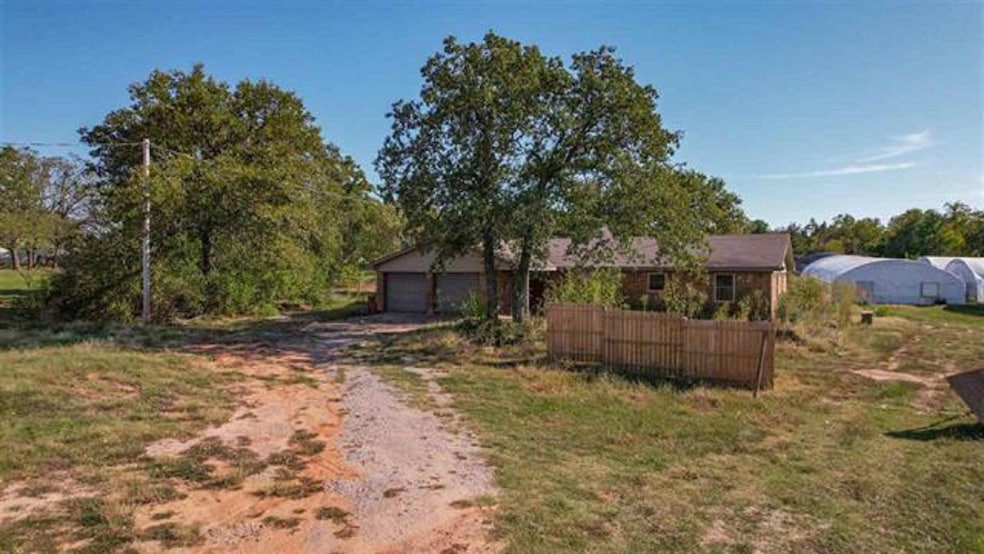 2612 2612 E Osage Rd, Marlow, OK 73055 - photo 1