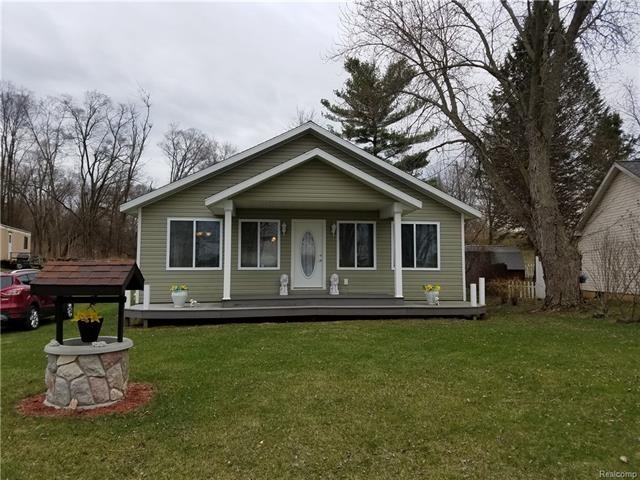 Updated ranch home with Silver Lake views and acce