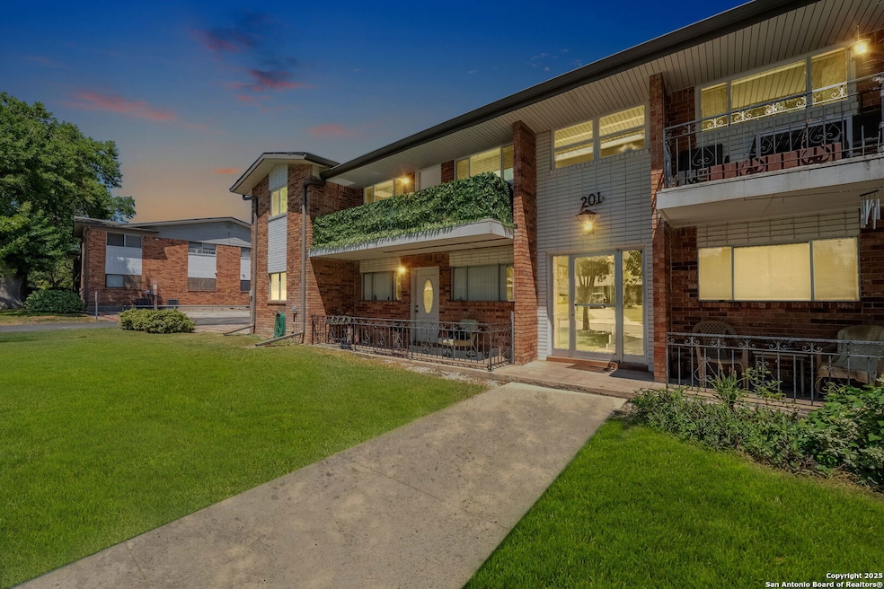 201 W Silver Sands Dr unit 4, San Antonio, TX 78216 - photo 1