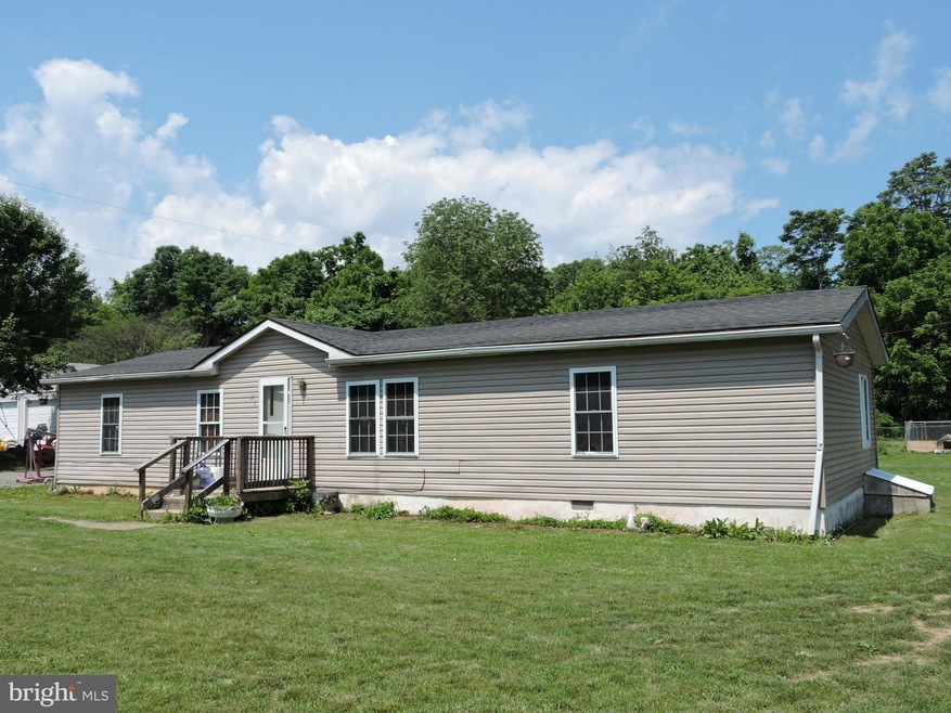 81 Melbourne Ct, Bunker Hill, WV 25413 - photo 1