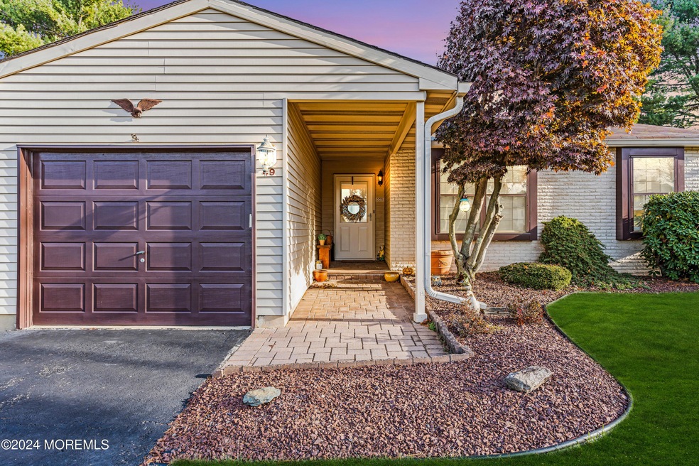 Front House 49 Lakeview