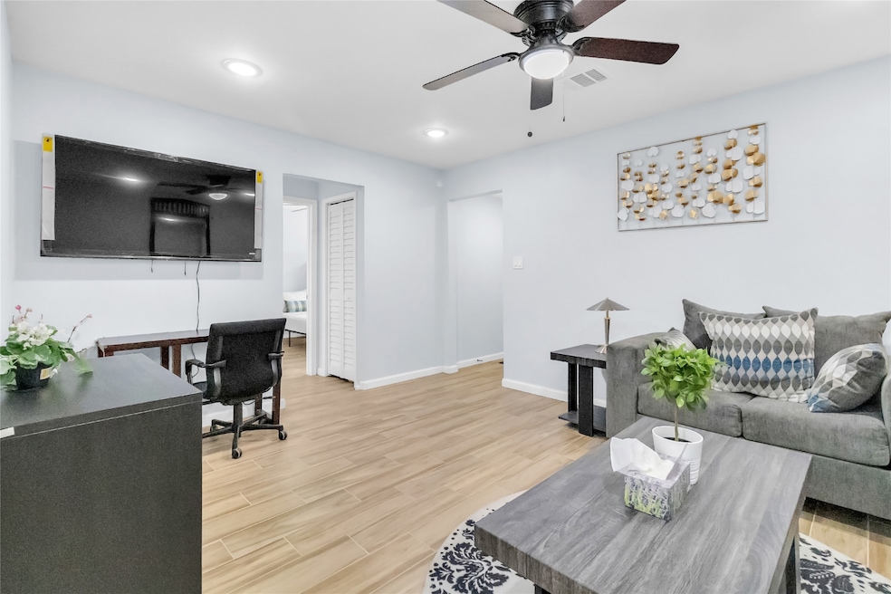 5815 Schevers St unit A, Houston, TX 77033 - photo 1