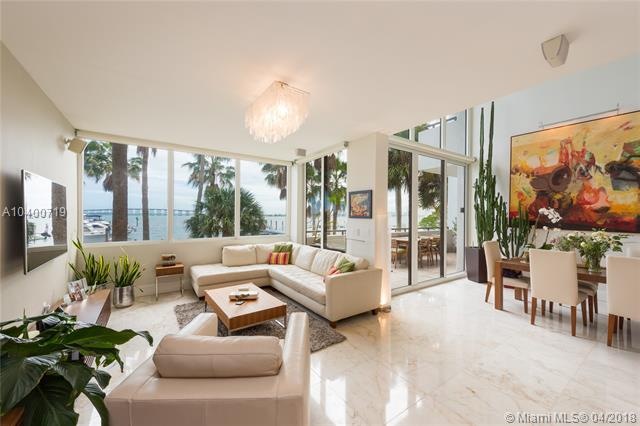 Bright and spacious Living area. 20+' ceilings! Di