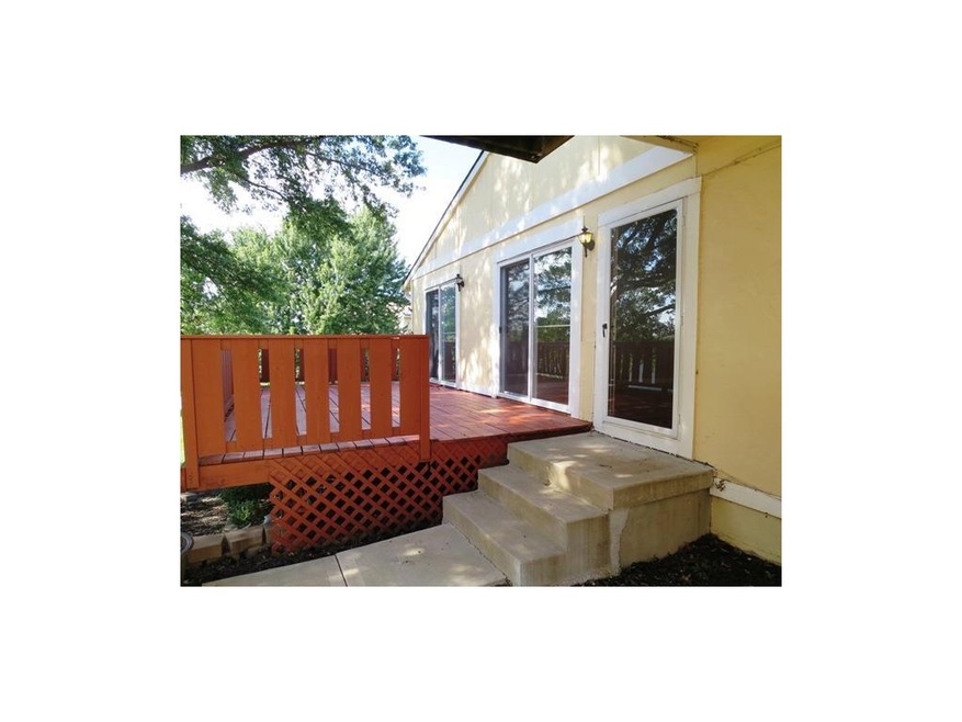 Super large unit w/ huge deck accessible from LR &