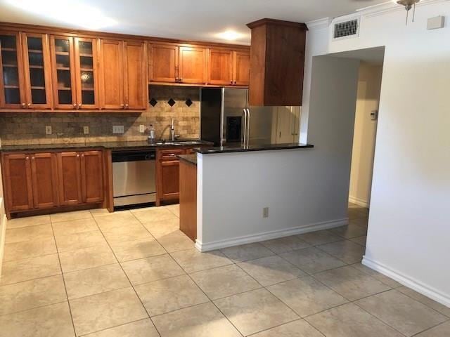 Kitchen with appliances with stainless steel fini
