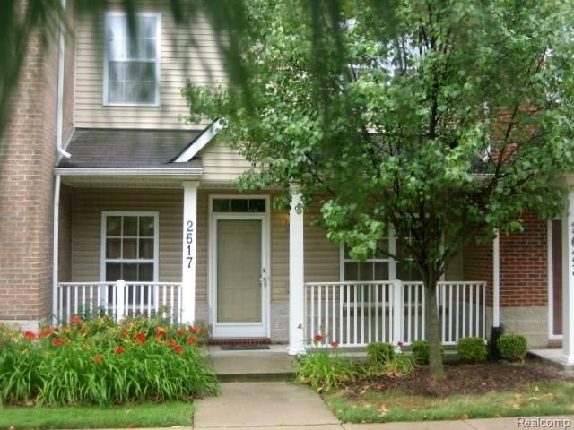 Lovely Covered Front Porch w/sidewalk