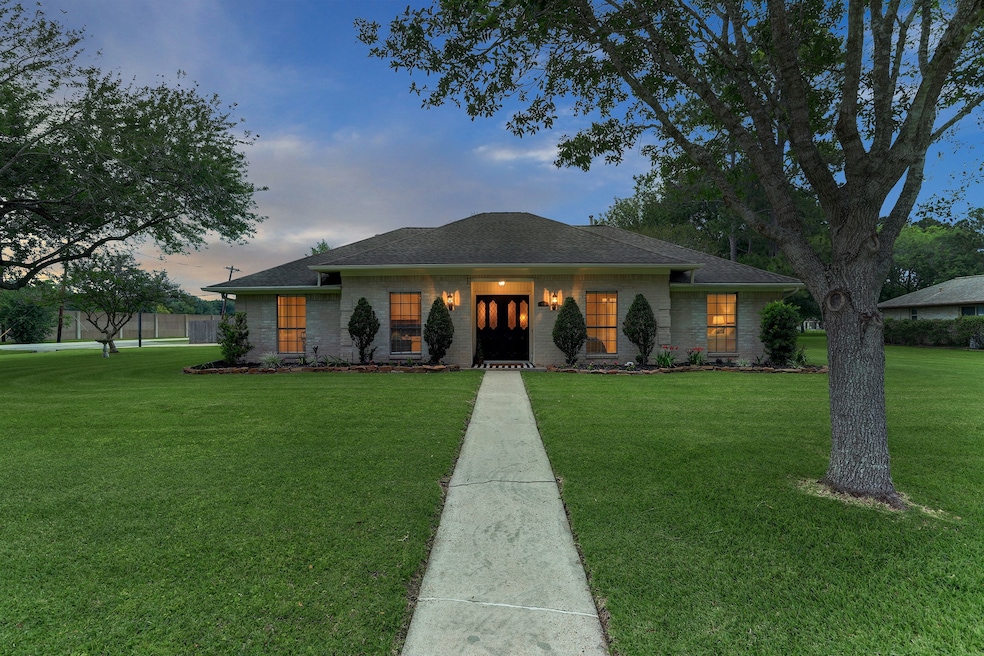 934 Layfair Place, Friendswood, TX 77546 - photo 1