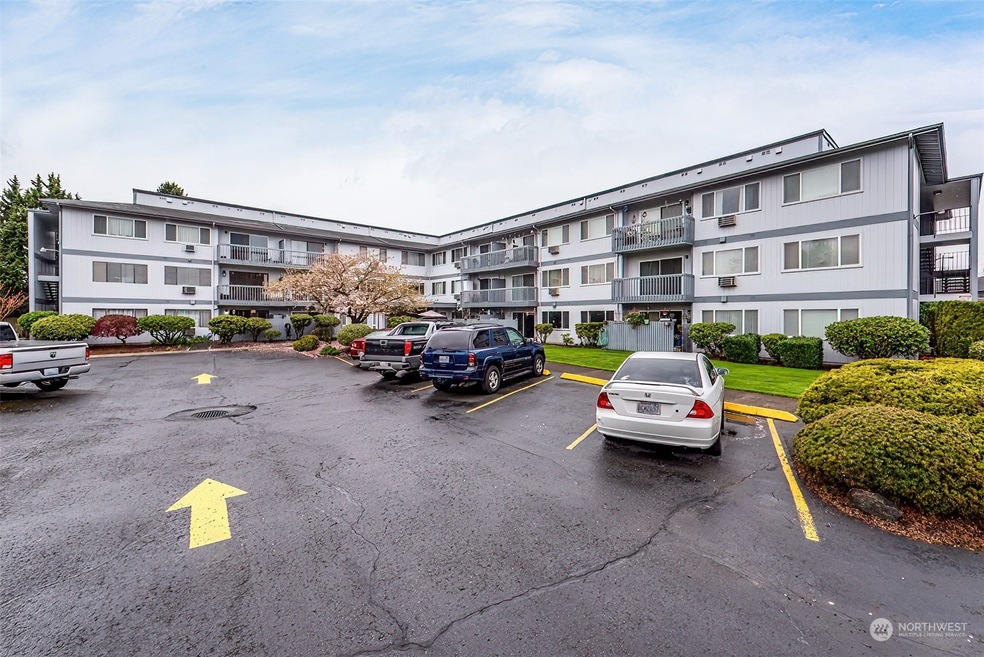 2005 Tibbetts Dr unit 304, Longview, WA 98632 - photo 1