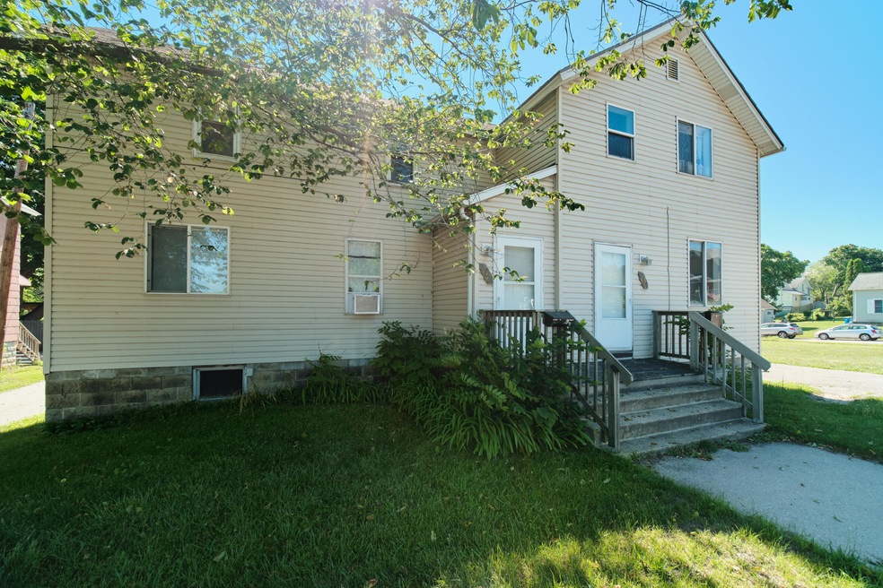 309-311 Cypress St, Manistee