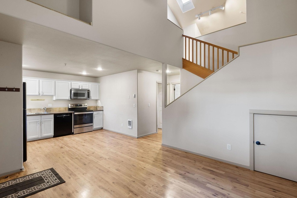 1945 NW Monterey Pines Dr unit 4, Bend, OR 97701 - photo 1