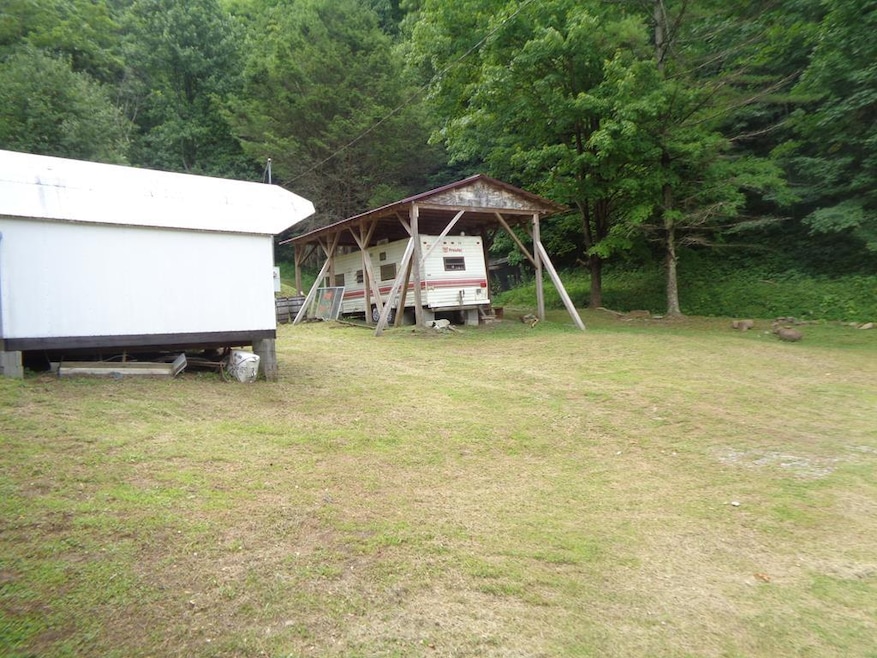 78 Rochetti Dr, Crumpler, WV 24868 - photo 1
