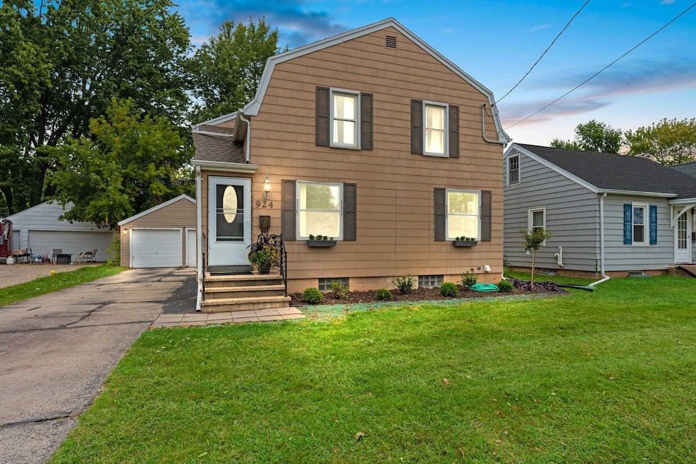 924 W Brewster St, Appleton, WI 54914 - photo 1