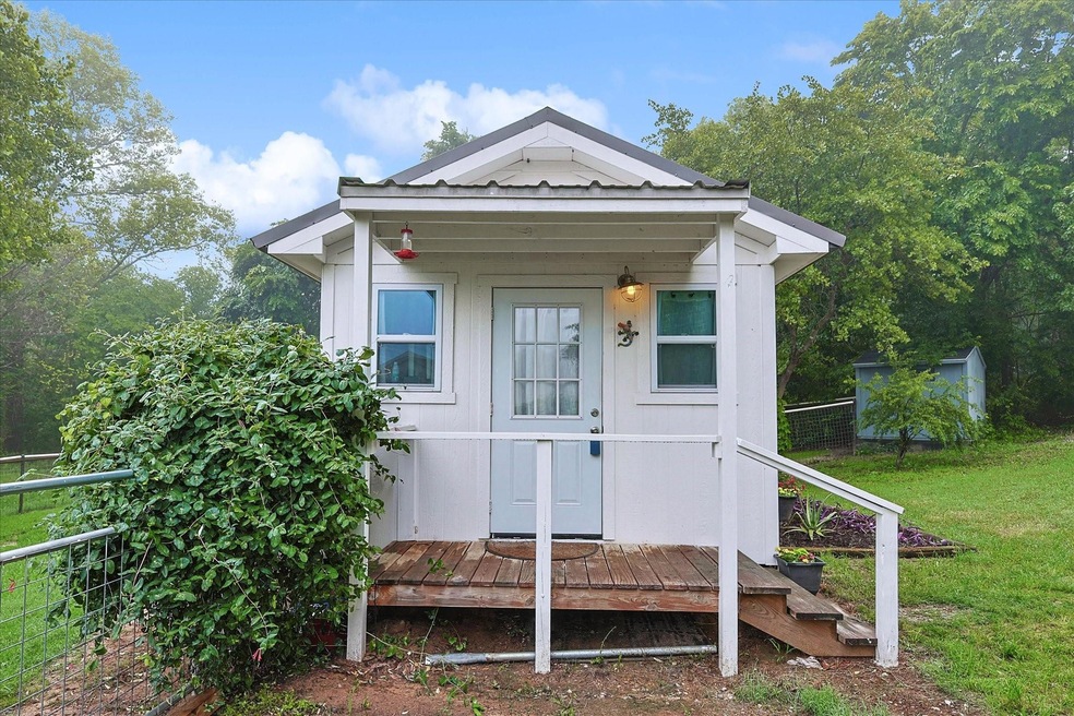 129 Pine Bluff Ct, Springtown, TX 76082 - photo 1