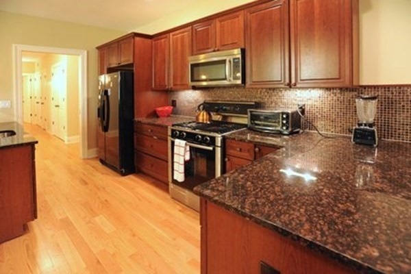 391 Walnut St unit 5, Newtonville, MA 02460 - photo 1