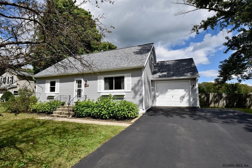 2 Stuyvesant Ct, Ballston Spa, NY 12020 - photo 1