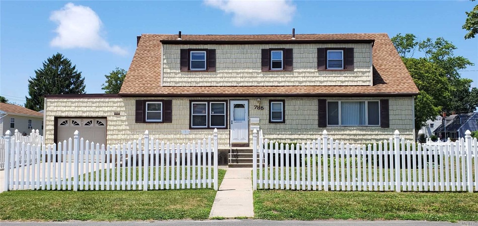 785 Catskill Ave, Copiague, NY 11726 - photo 1