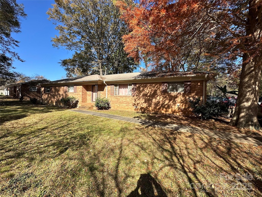 6547 Louglen Cir, Charlotte, NC 28212 - photo 1