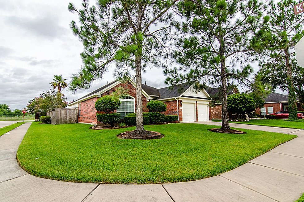 3830 Glenhill Dr, Pearland, TX 77584 - photo 1