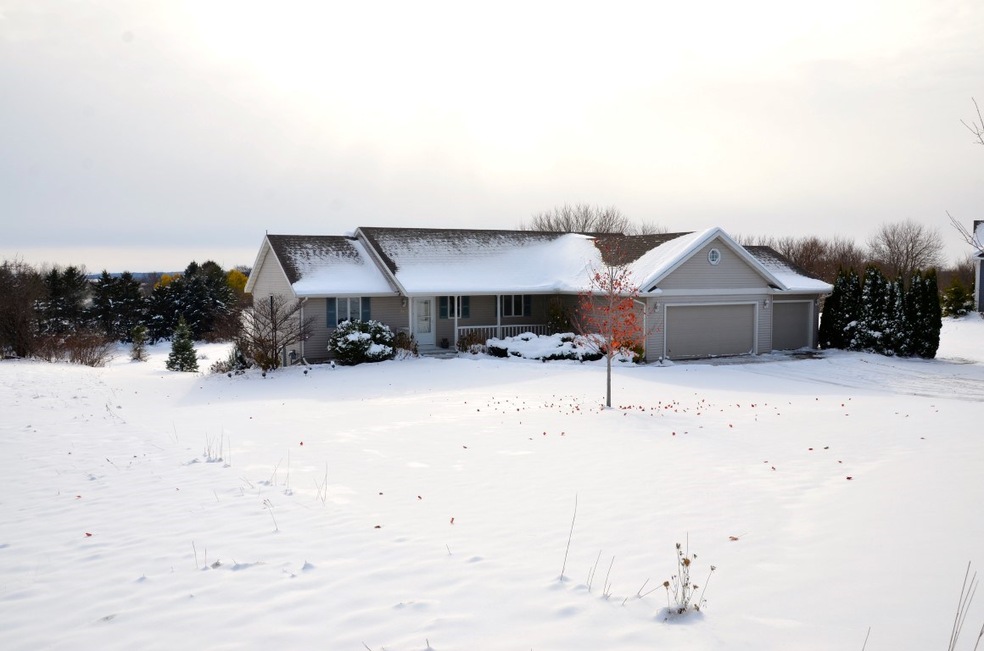 8018 N Ridge Ct, Evansville, WI 53536 - photo 1