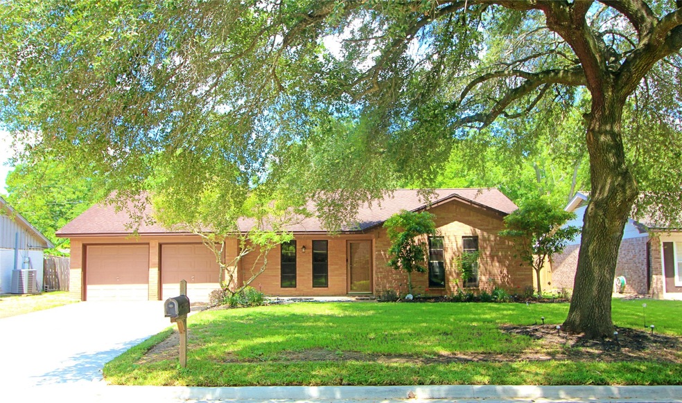 327 Hurstgreen Ln, Alvin, TX 77511 - photo 1